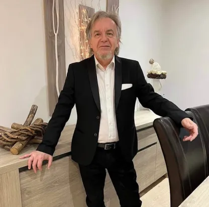 Dario Dalla Longa, Directeur d’agence. Monsieur DALLA LONGA Dario, est actif dans le secteur bancaire et courtage en assurances ainsi qu’ en crédits depuis 1995. Responsable d’agence, il est toujours à l’écoute, attentif et se démène sans arrêt pour trouver les produits et services afin de répondre au mieux à vos attentes et vos besoins. Il est à présent uniquement axé sur le courtage en assurances, crédits et placements en assurances afin de pouvoir être plus disponible.